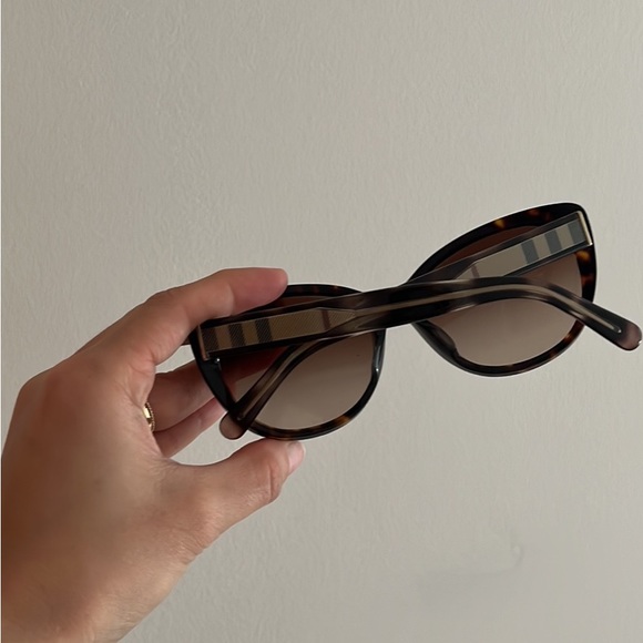 Burberry sunglasses - Picture 3 of 8